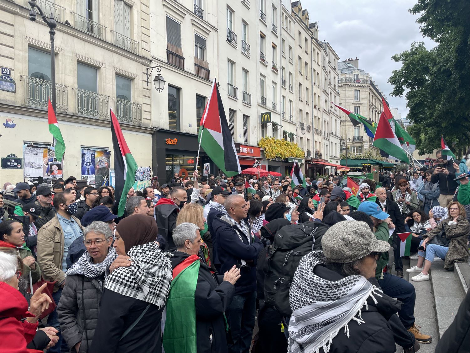 جانب من المسيرة (عدسة: الأناضول)